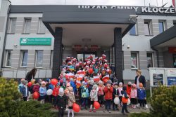 Przedszkolaki świętują Dzień Flagi